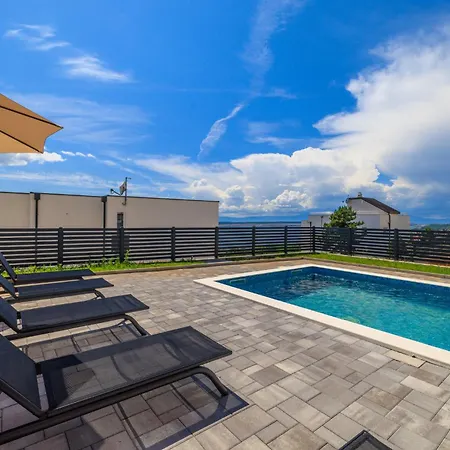 Mare - With Private Swimming Pool Ferienhaus *