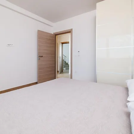 Mare - With Private Swimming Pool * Crikvenica
