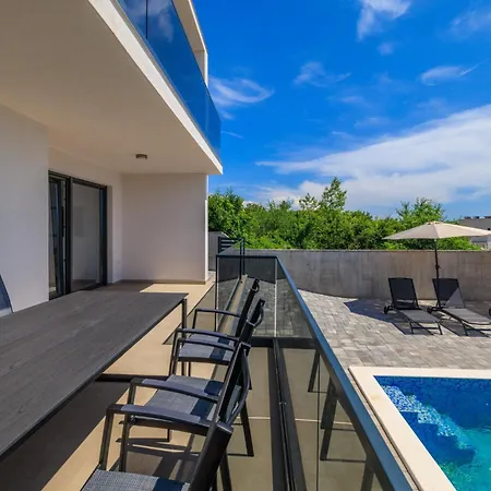 Mare - With Private Swimming Pool Ferienhaus Crikvenica