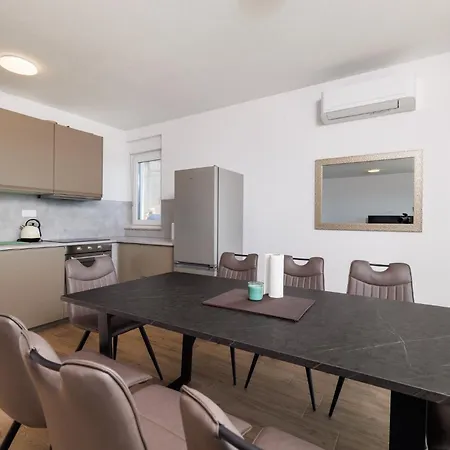 Mare - With Private Swimming Pool * Crikvenica