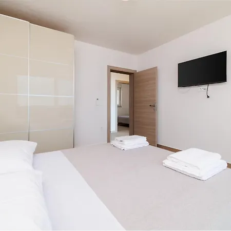 Mare - With Private Swimming Pool Crikvenica
