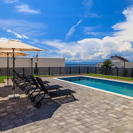 Mare - With Private Swimming Pool Ferienhaus *